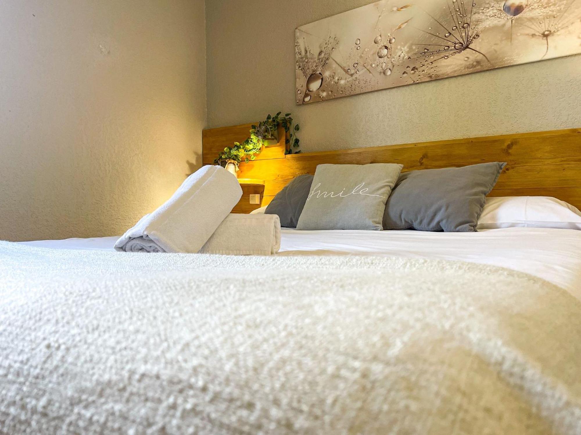 Apartamento Ideal Para Parejas En Enveitg Exteriör bild
